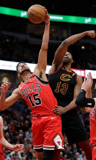 LaVine scores 42, Chicago rallies late to beat Cavs 118-116